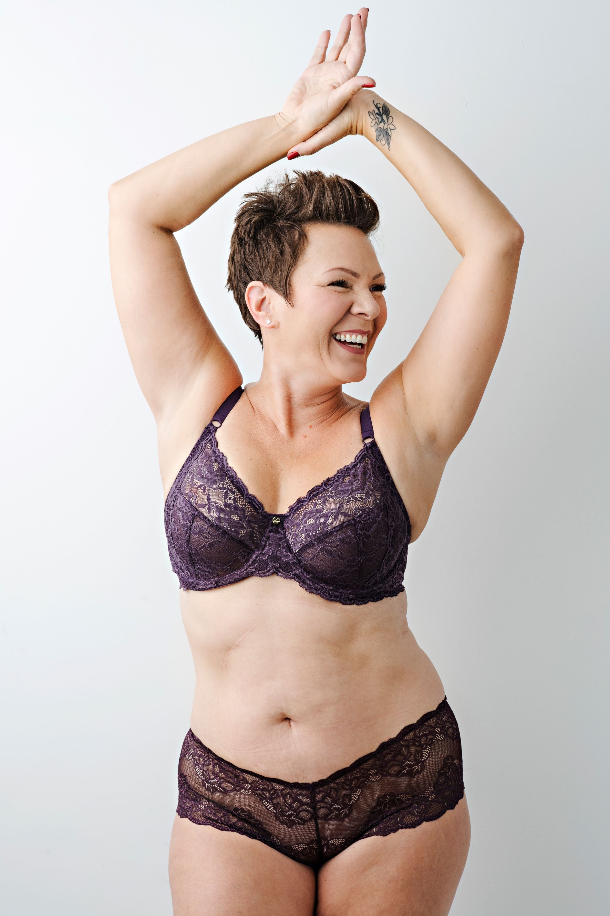 Plus size full-cup underwired bra with elastic lace
